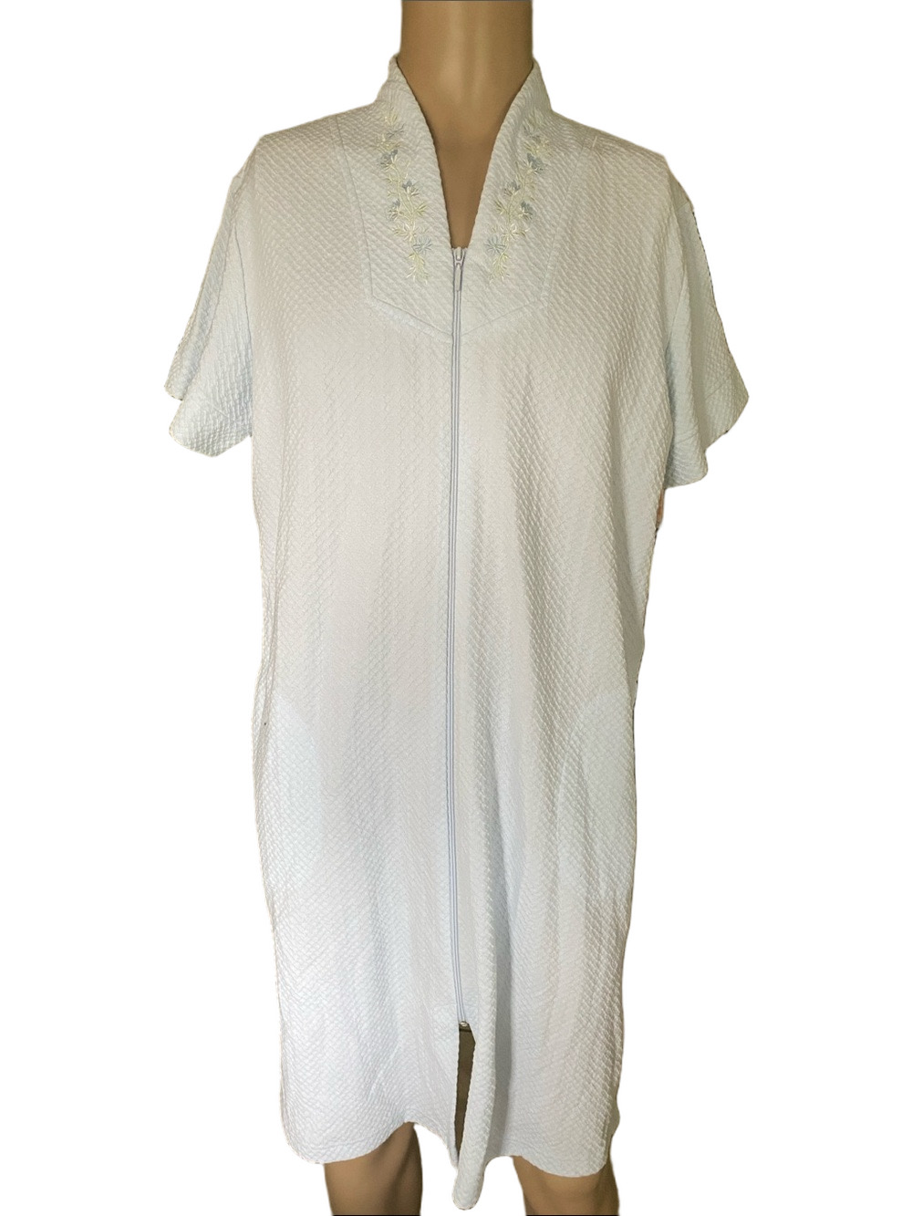 Miss Elaine White Zip-Front Short-Sleeve dressing gown with Embroidered Collar